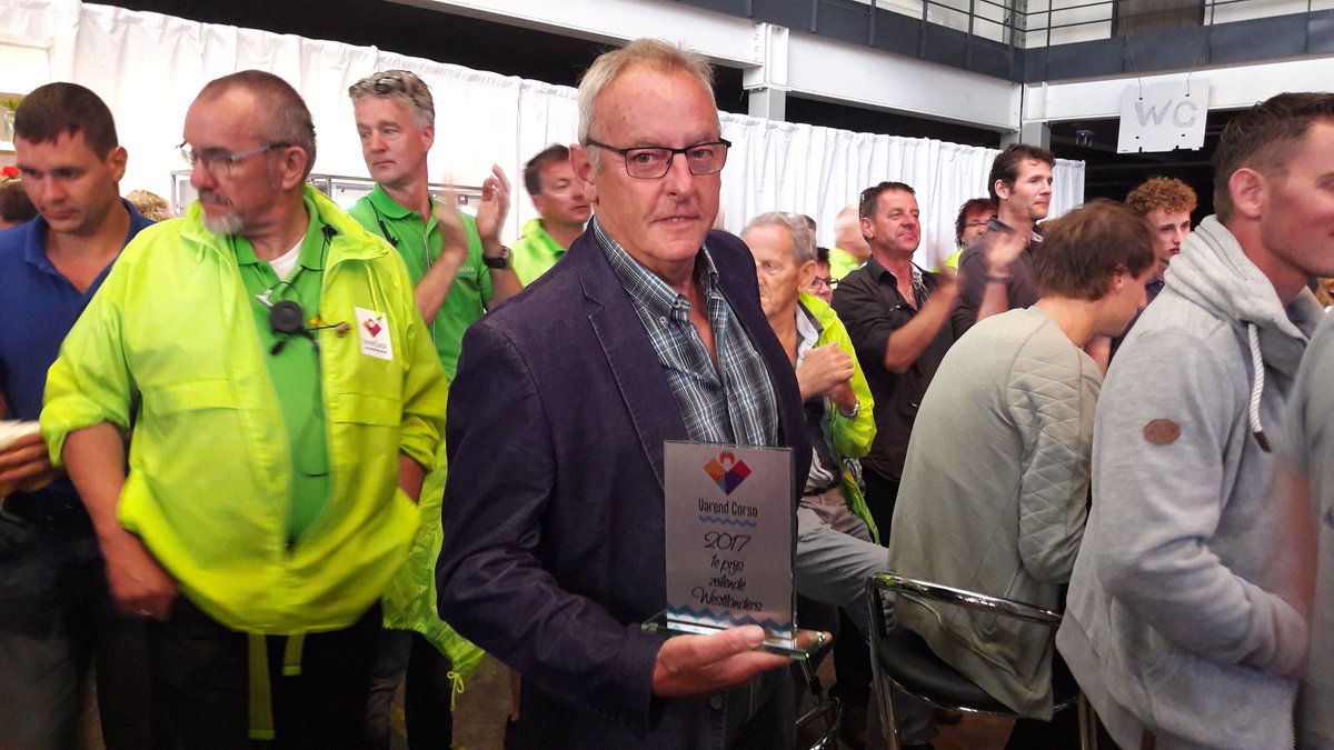 FloraHolland's tweet photo. Onze 'Zeilende Westlander' van schipper Alex Taal wint 1e prijs Varend Corso,  schitterend bloemen- en planten arrangement van @Zuidkoop https://t.co/ZDqqawfu5H