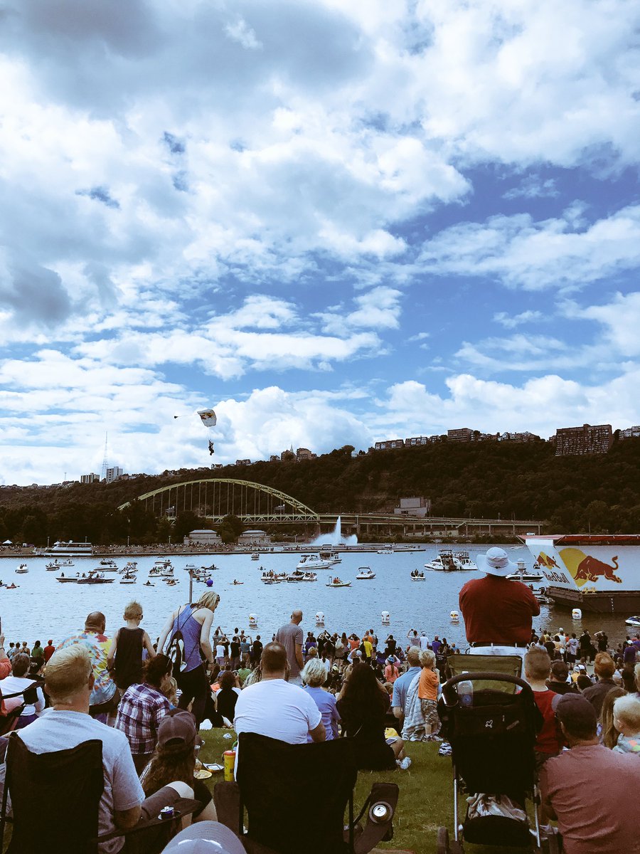 Irish_Angie's tweet photo. @redbull @CityPGH @thepointofpgh #flugtag #redbullflugtag #Pittsburgh #yougottaregatta https://t.co/MOyRTDS2xD
