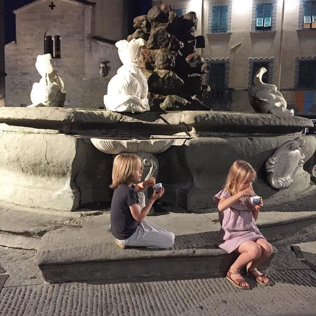 littlespree's tweet photo. Evening gelato by the fountain in the square... π .
#fivizzano #tuscany #tabarlow #littlespree https://t.co/L9Gf9RSwWk https://t.co/4Zs32ie6F7