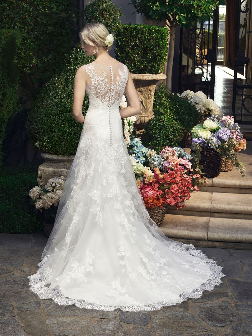 CasablancaBrida's tweet photo. Vines of lace beautifully spill over the sweetheart neckline of #Style2208 to create an illusion floral mosaic. https://t.co/GadPGFc4IO https://t.co/V5MKrpK2WM
