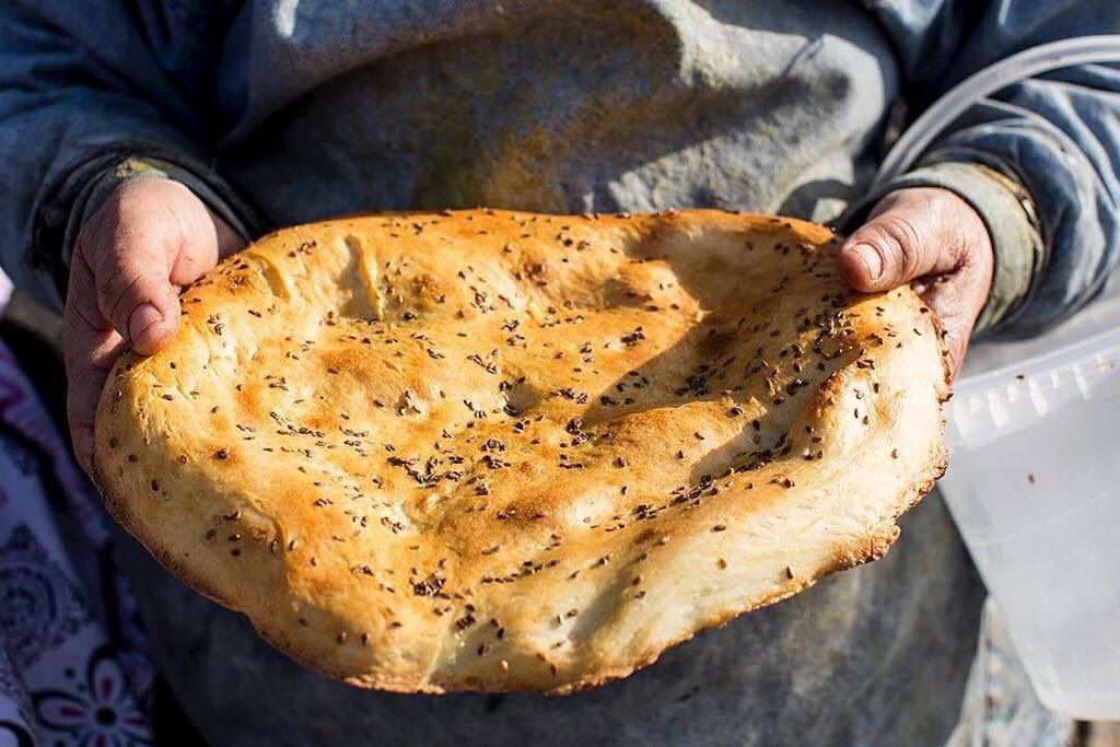 Kurdish_culture's tweet photo. Yummy Kurdish bread 😋from #Hasankeyf #Kurdistan
Photos via #EatingAsia https://t.co/Y17L1DJsa7