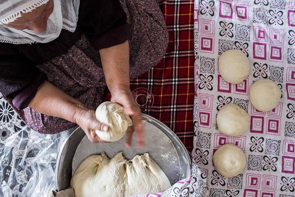 Kurdish_culture's tweet photo. Yummy Kurdish bread 😋from #Hasankeyf #Kurdistan
Photos via #EatingAsia https://t.co/Y17L1DJsa7