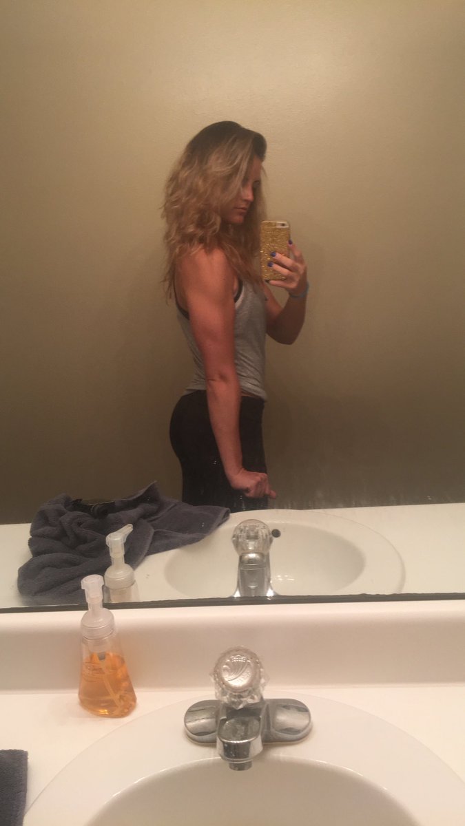Just some tricep tool pic. 🤷🏽‍♀️ #girlswholift #tris #toolpic #gymlife