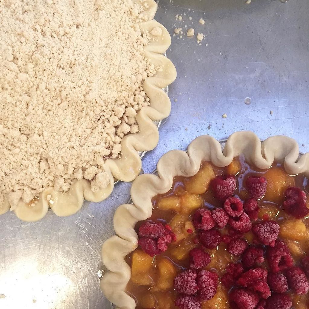 birdsblack's tweet photo. #peachraspberry 🍑🍑✨ #eatmorepie https://t.co/ymieWhgs9Y