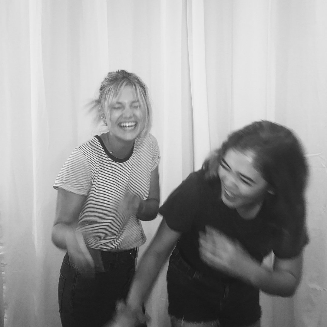 Olivia_HoltFR's tweet photo. #PHOTO - Olivia et McKaley Miller à Los Angeles le 16 juillet. https://t.co/mNY4jEj9Dy