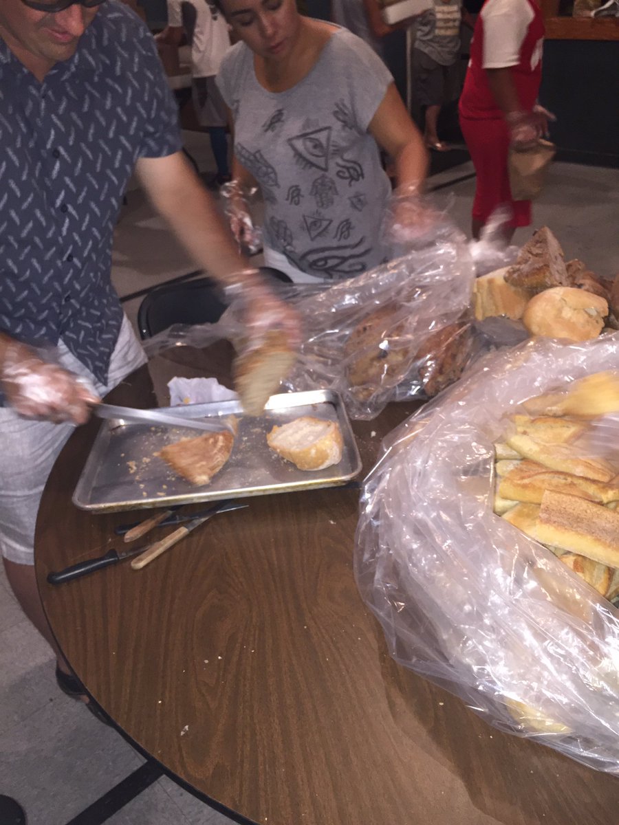 DowneyKeyClub's tweet image. Food packaging event from last night! Thank you for coming guys! 💚