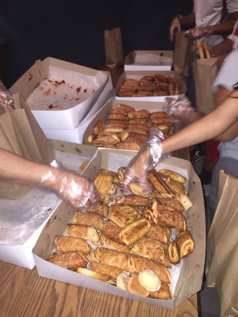 DowneyKeyClub's tweet image. Food packaging event from last night! Thank you for coming guys! 💚