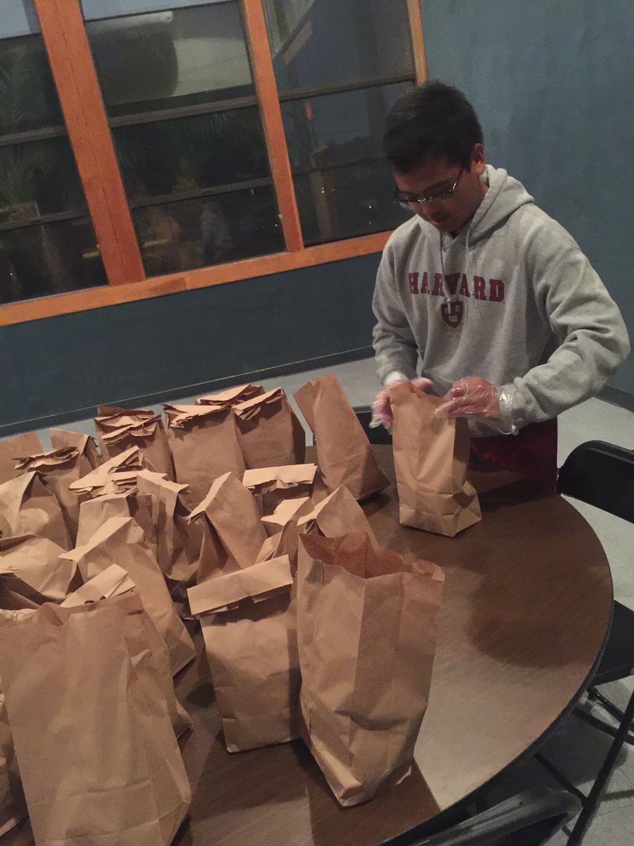 DowneyKeyClub's tweet image. Food packaging event from last night! Thank you for coming guys! 💚