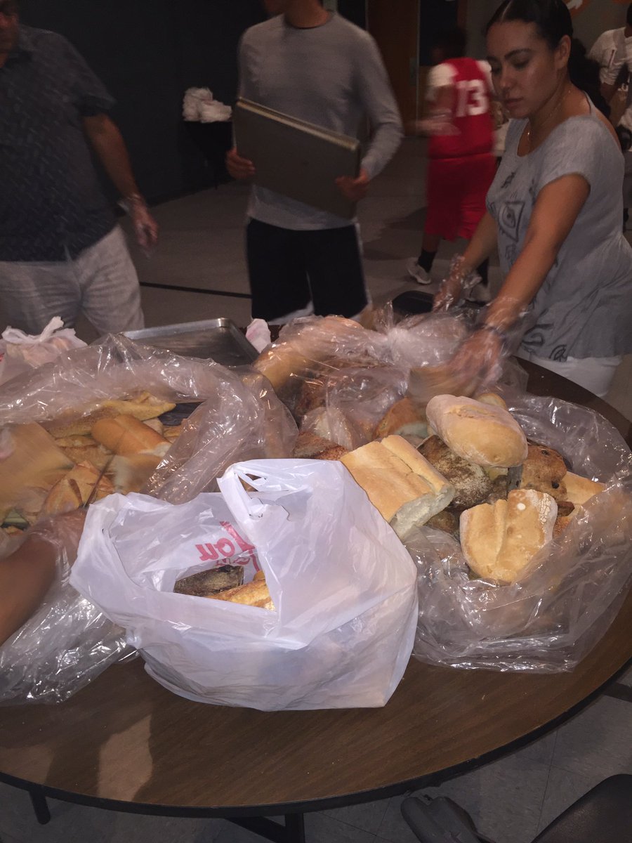 DowneyKeyClub's tweet image. Food packaging event from last night! Thank you for coming guys! 💚