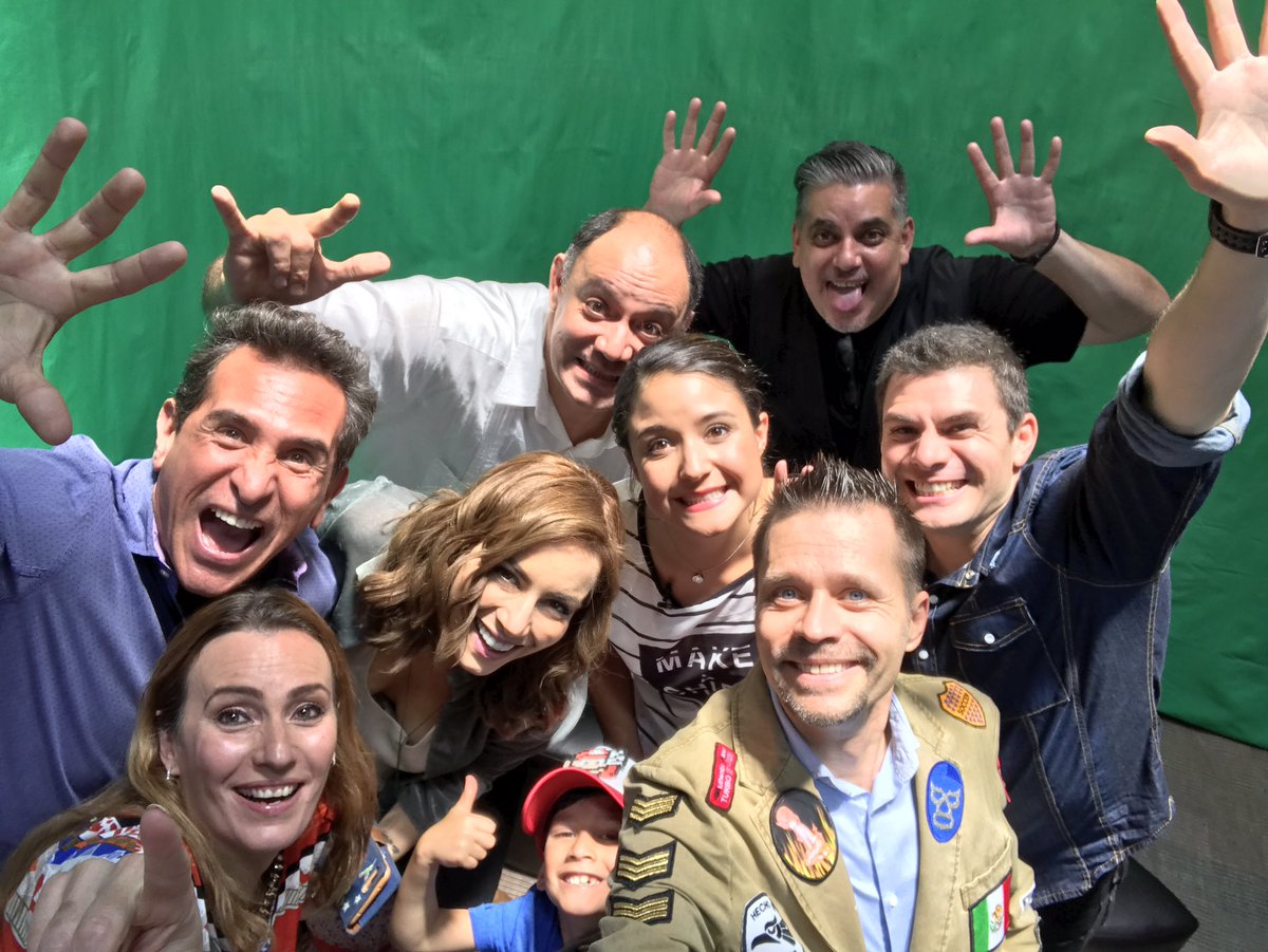 MerinoCNN's tweet photo. La selfie del recuerdo con @ReneNavarroTV @ClaudiaLizaldi @inesmoreno1 #FerSaenz #ErickTejeda #AnaPau #Cachiporra25 https://t.co/VqEQbjSged