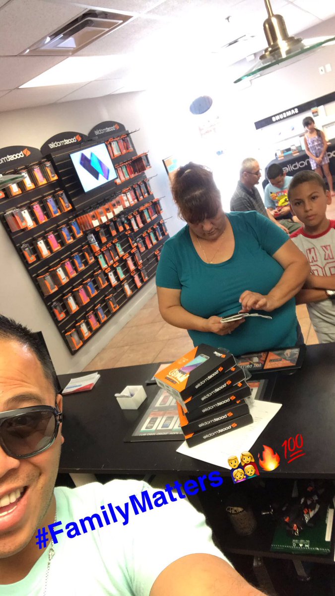 vtruongcao's tweet photo. Yo #TMobile how's yo Saturday going?! 🖐🏼🆕🔥🛍📲 #SwitchHappens #VIP #FlipOffTMobile #FamilyMatters #WeekendWarrior @SMcgowan763 @JayMiglionico https://t.co/APYxOZWmKF