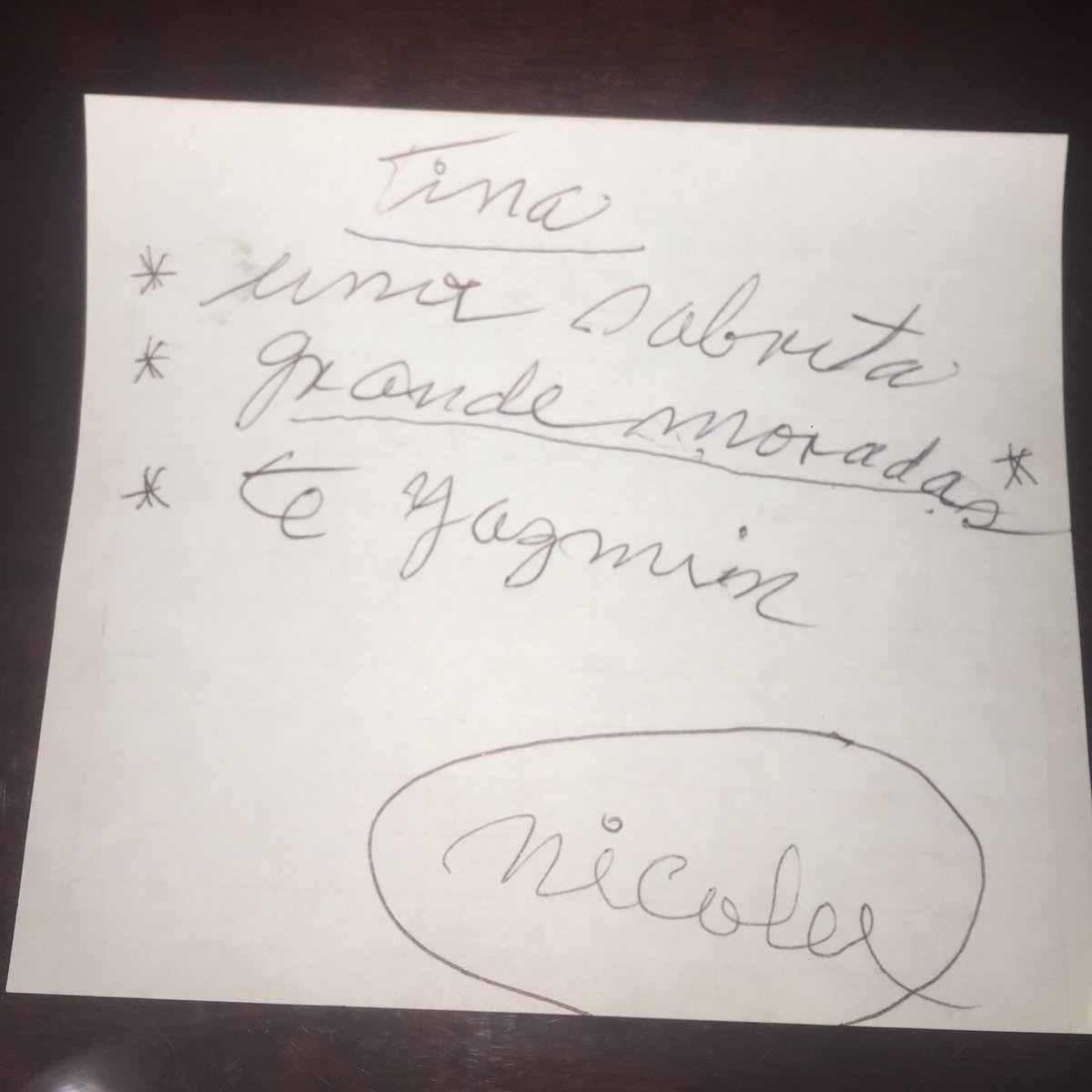 Nicoleepl's tweet photo. Mi abuela siempre me tenía unas chips y jazteas en el refri lit el dia que fuera, hoy encontré la notita que deja para que me compren 😭♥️♥️ https://t.co/nMxsAqa0vz