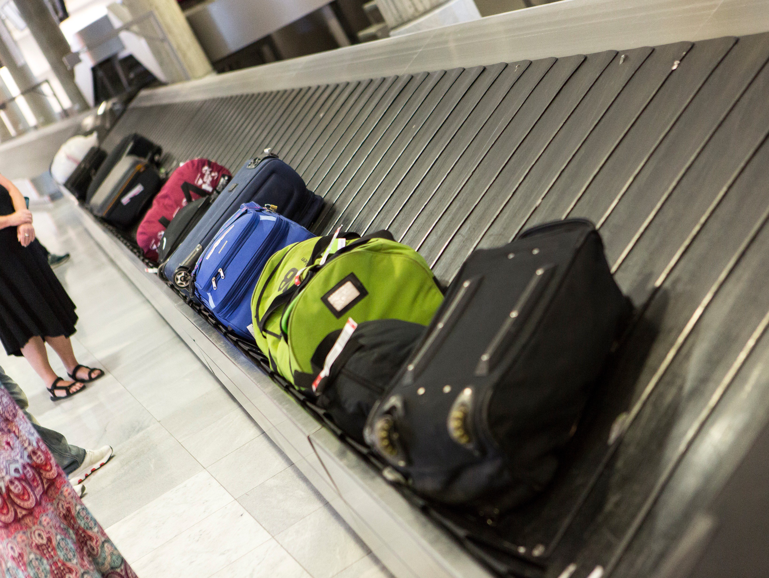 Можно сдать в багаж ноутбук. Чемодан в аэропорту. Сумка для ручной клади в самолете. Сумка для аэропорта. Большая сумка для багажа в самолете.