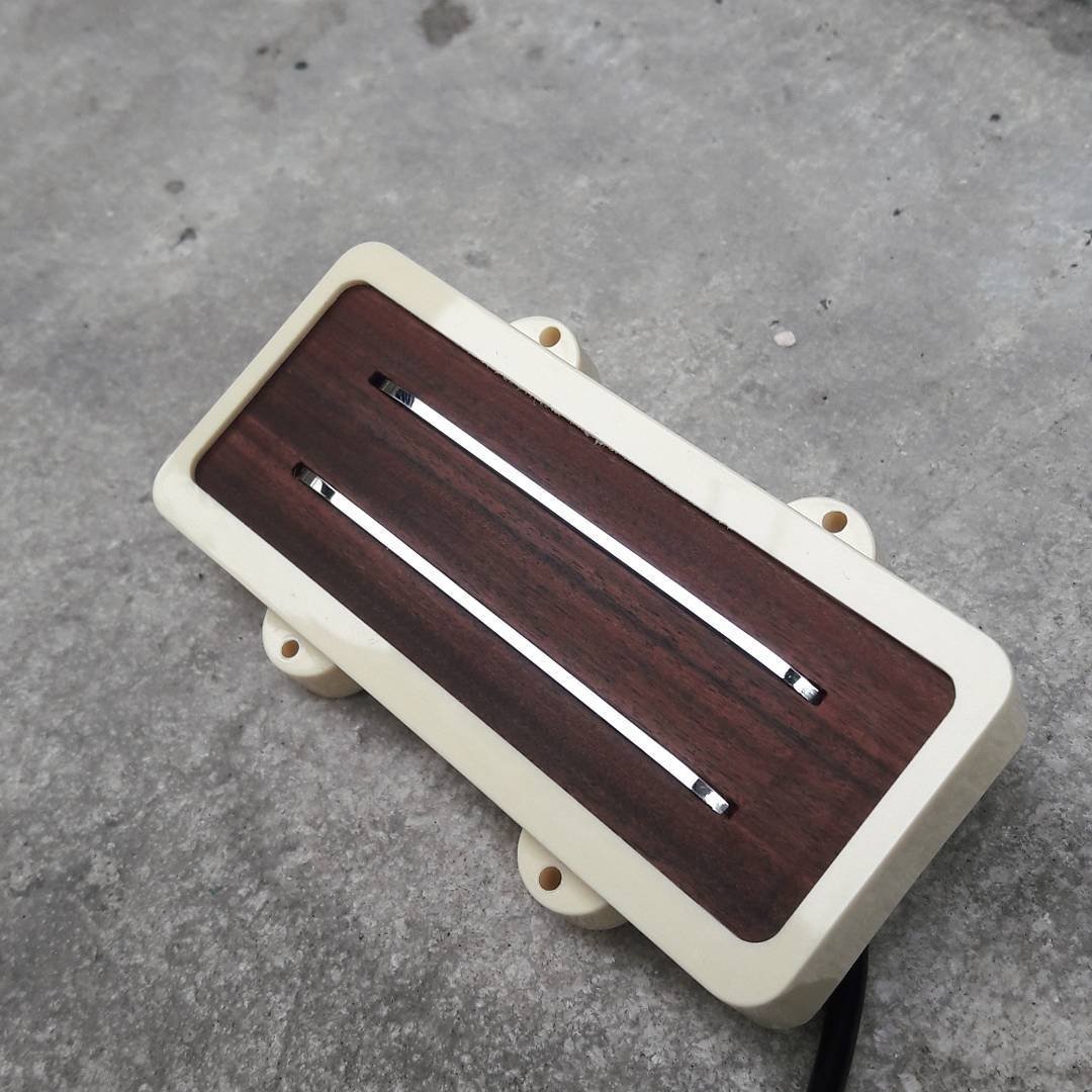 EPickups's tweet photo. Custom built Jazzmaster pickup. #custom #handmade #handmadeparade #handbuilt #handbuiltshow #guitarpickups #pickupwinding #jazzmaster https://t.co/yxuV9jpcrQ