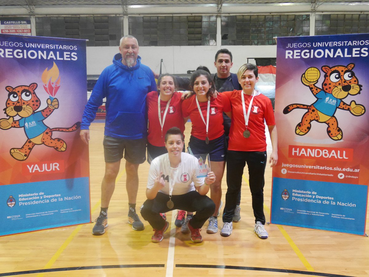 UNLZoficial's tweet photo. Así quedó el podio de #HandballFemenino ¡Felicitaciones chicas!
🥇#ISFD101
🥈@UNQoficial
🥉@UNLaOficial
#JUR2017 https://t.co/aZuBPrSifJ