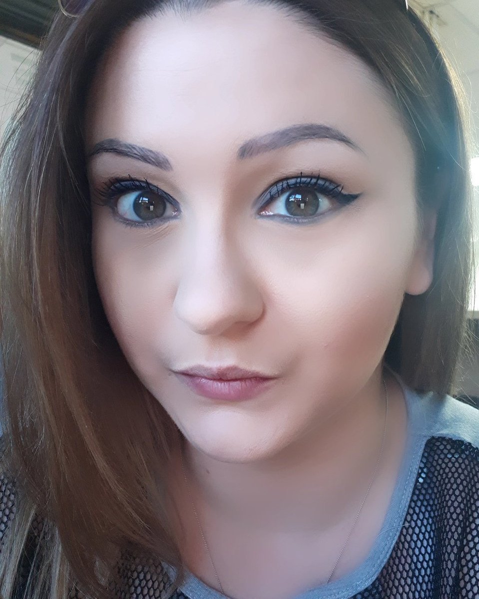 prendy09's tweet photo. Getting hang of the winged look. #younique #youniqueproducts #makeup #makeupartist #beauty #beautyblogger #saturdaymorning #me #selfie #pout https://t.co/Y5j9aCx8Pf
