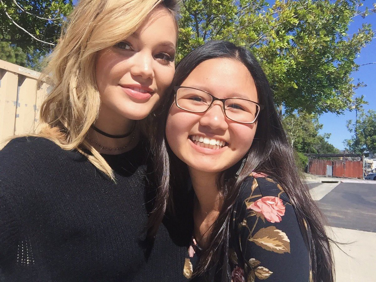 Olivia_HoltFR's tweet photo. #PHOTO - Olivia et une fan dans San Diego le 6 mars. https://t.co/x53bukhxbc