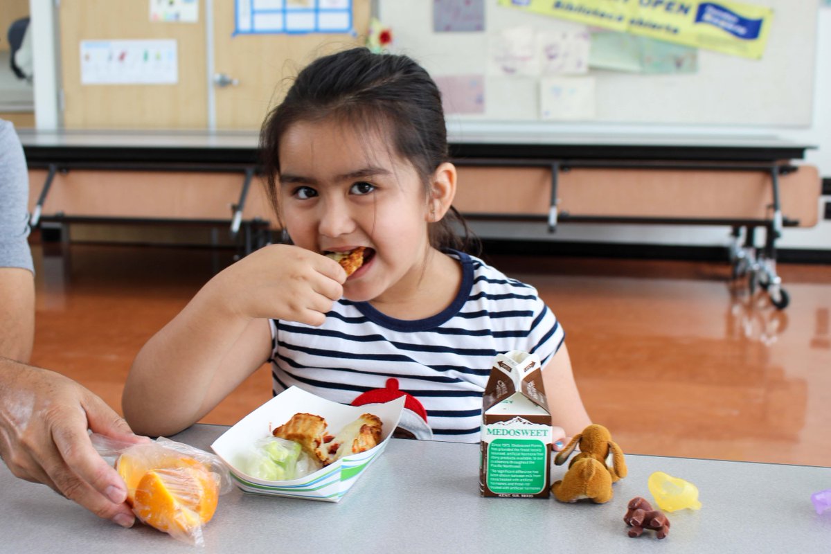 McMSchools's tweet photo. Having #summer #library hours - and lunch - keeps kids #healthy and ready to #learn! #HungerFreeOregon @acdkids #LibraryLife #reading https://t.co/2Z558dX6eb