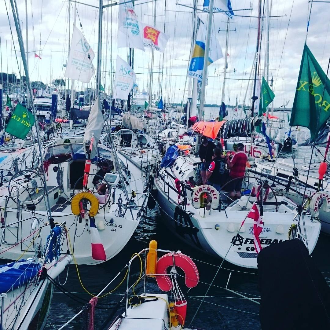Y a du monde et du beau à Cowes !
V'la que je navigue contre des grands 😱
Et dans des conditions météo un peu rude 😮 
#rolexfastnetrace