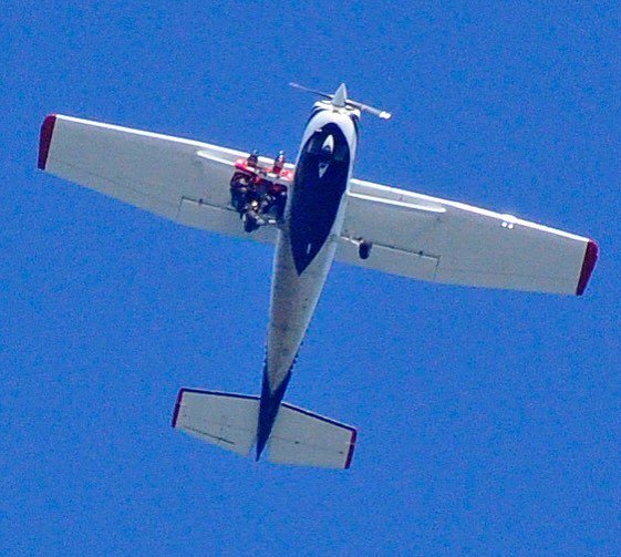 patriotjumpteam's tweet photo. Hope everyone is having a great weekend. We'll just be here hanging out. #strut #quitethelens #photography #abouttojump #cessna #holdontight https://t.co/V0sWO5qqB6