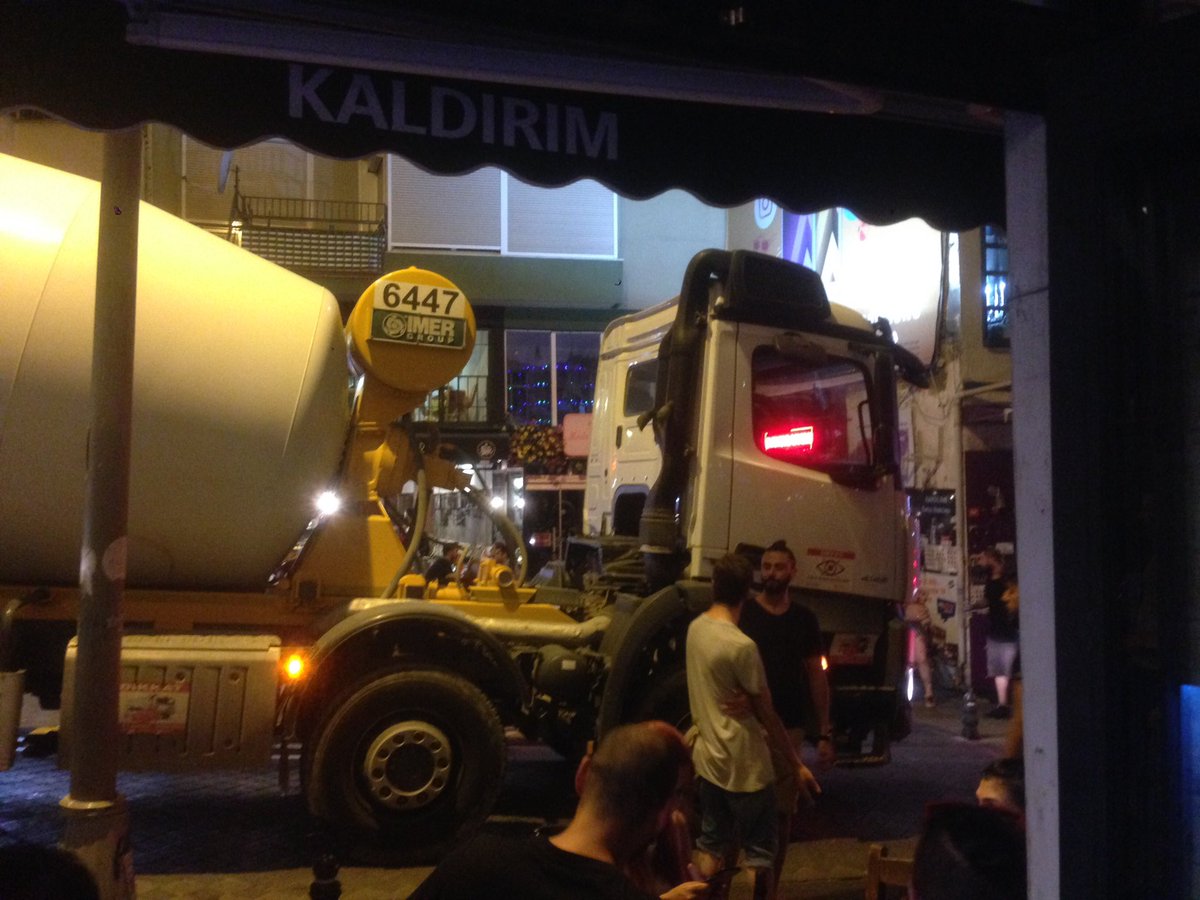 Saat 23:00 Kadikoy barlar sokagi, adam bara beton makinesiyle mi gidiyor?