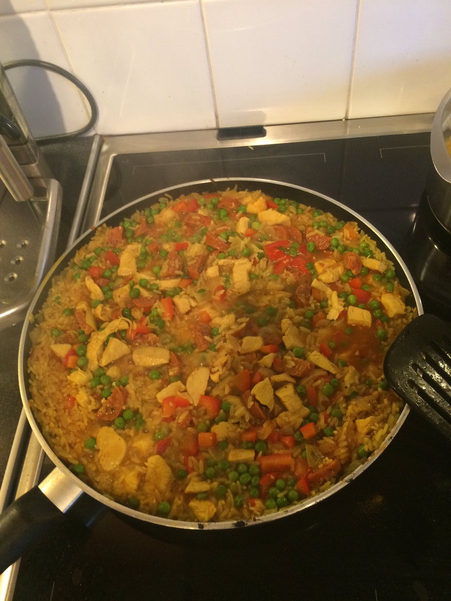 bayliss_jd's tweet photo. think my lot eat far too well considering I'm a #youngcarer & really don't have the energy to cook/eat #paella #eatingseffort #runonempty https://t.co/JzdpDTPD47
