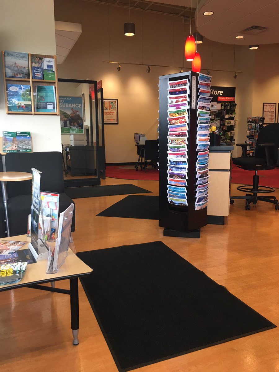 LindsayKensy's tweet photo. My second @AAA_WCNY location in a week ... and I'm supposed to be on vacation #whatswrongwiththispicture 🤔 #flattireproblems https://t.co/F1nujlofuH