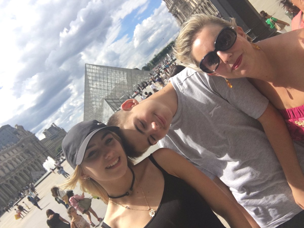 MinnsAmanda's tweet photo. @ndpofficiel @MuseeLouvre @lesacre_coeur few of the many amazing places we visited. We ❤️ Paris x #Holiday #Paris #CityOfDreams @beckkyyym https://t.co/ofZO5St1Mu