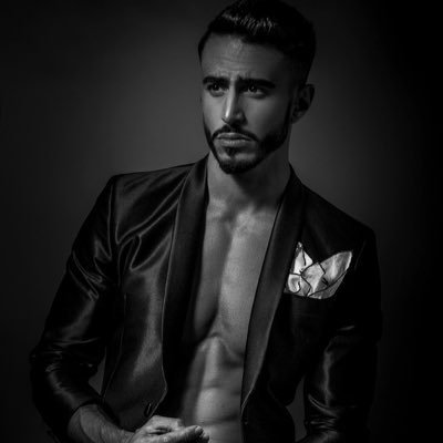 A total gentleman. 👔🎩