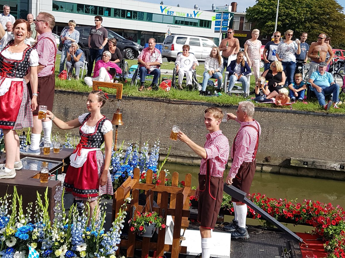 <a href="/VarendCorso/">Varend Corso</a> Prachtige boot van dorp Poeldijk met als titel Oktoberfest, vooruitlopend op Rondje Poeldijk. Nu al feest!