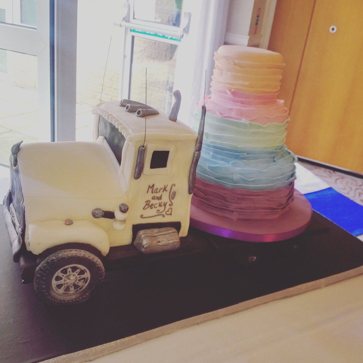 Most awesome #weddingcake #Truckfest <a href="/ombre/">Lukas Grimm</a> <a href="/Missebscakes/">Jellabeans cupcakes</a>