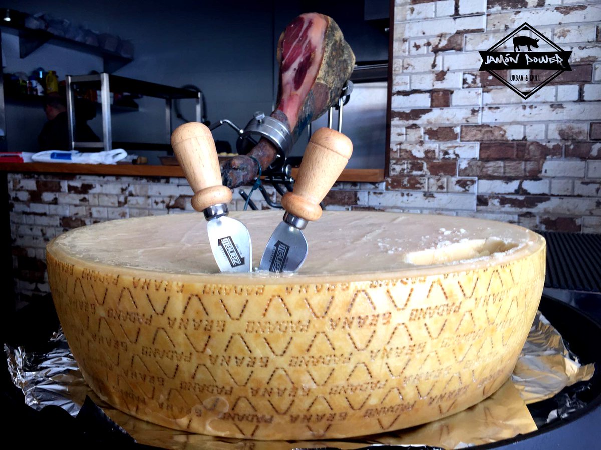 ¿Todavía no has probado nuestra media #rueda de Grana Padano? No tardes, ya está a la mitad😋 Abrimos de #martes a #sábado de 1:30 a 01.00😊🐽