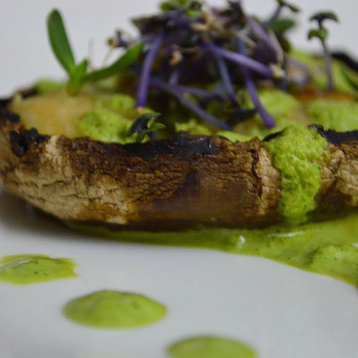ChefPlantivoro's tweet photo. Portobellos relleno de "no queso" y pesto🍃#SaboresVeganos #ChefPlantivoro #Saludable #CocinaCreativa #SinLacteos https://t.co/Gj3bC5nXW6