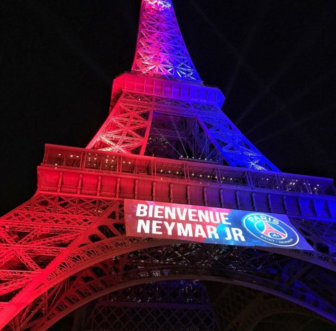 La Tour Eiffel éclairée pour Neymar !