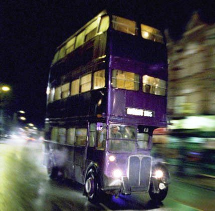 Tal día como hoy de 1993, Harry Potter huye de Privet Drive y es recogido por el Autobús Noctámbulo.