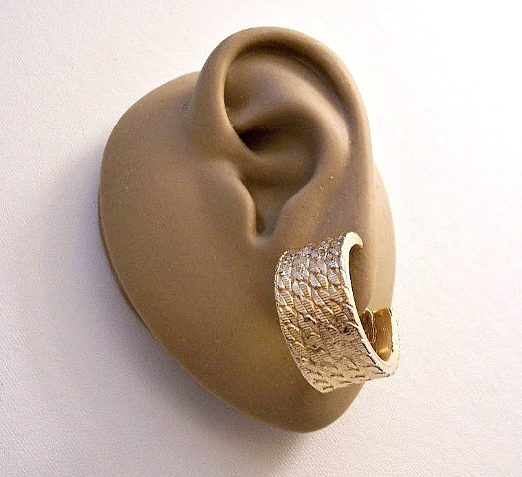 jewelrytreasure's tweet image. Monet Chain Link Hoops Clip On Earrings Gold or Silve… tuppu.net/e714ae35 #PrettyVintiqueJewels #CurbLinkChains