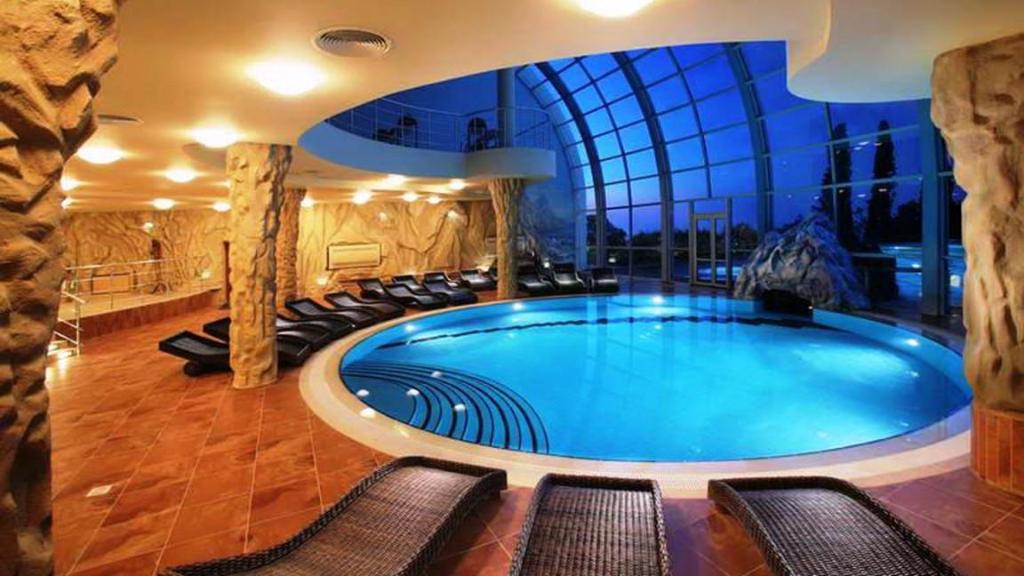 Forbes's tweet photo. Billionaire bunkers: an exclusive look inside the world's largest planned doomsday escape https://t.co/ysfaLv2vdZ https://t.co/EEy5Krey0J