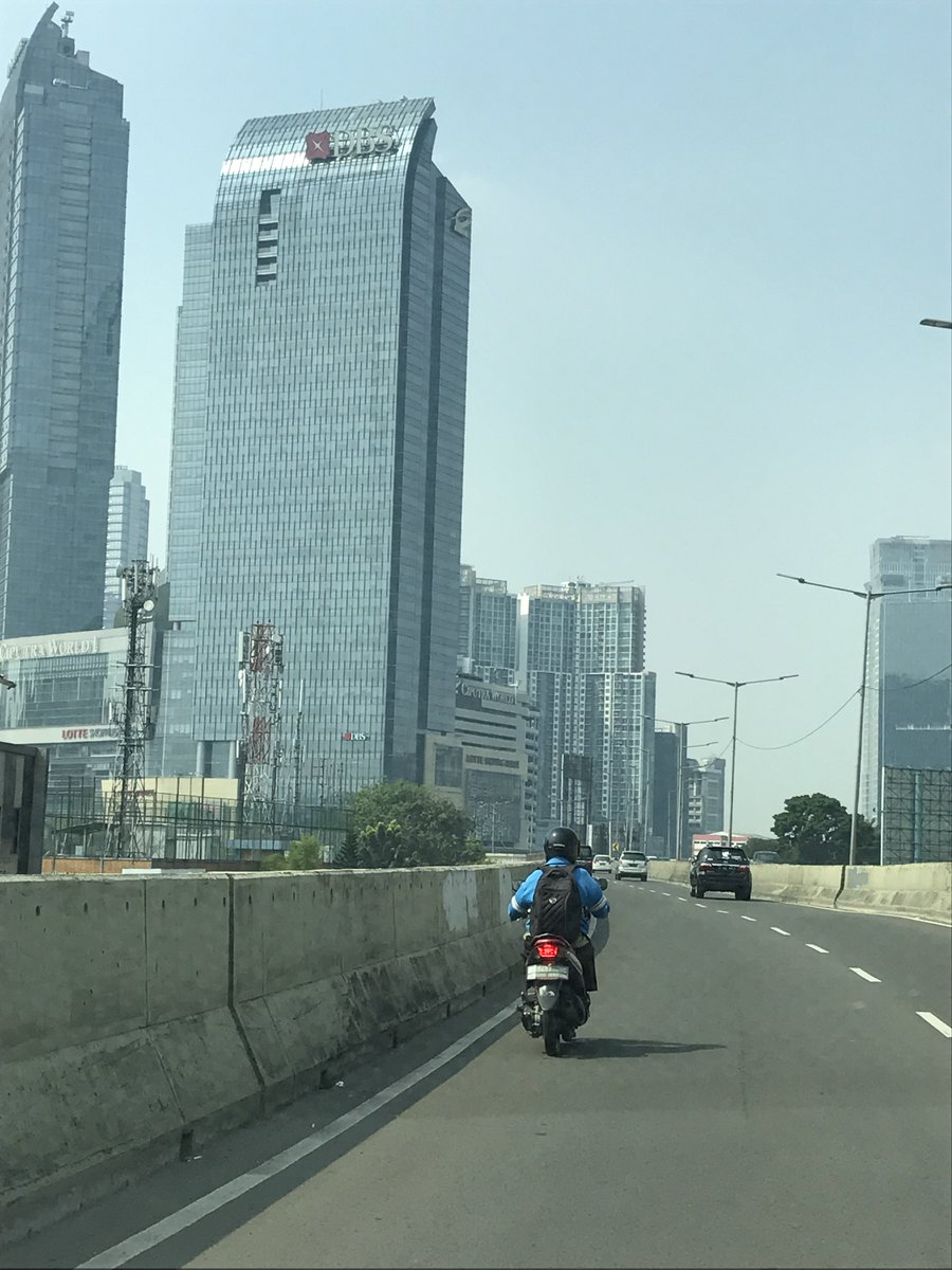 IyankPo's tweet photo. masih ada aja yg melanggar @TMCPoldaMetro https://t.co/agqgPw4Jyo