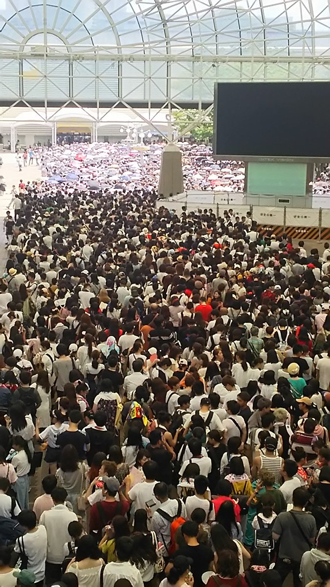 kakyo_kakyo's tweet photo. インテックス到着。
この手のイベント初めて来たけど、イベント開始１時間前なのに行列がおかしなことになっている……  
#TWICE  #TWICEハイタッチ会 https://t.co/zZ3fs1XL9Y