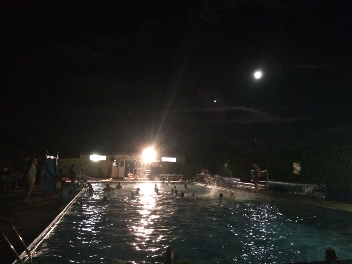 BillinghayPool's tweet image. 🌙✨Moonlight shining on our starlit swim tonight... Everyone is enjoying the steaming 30 degree water!💦✨ #midnightswim #BeautifulBillinghay