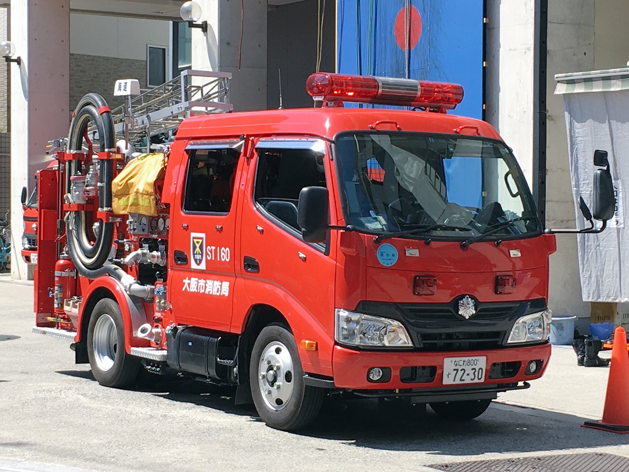 阪警 大阪市消防局でも西成配備の消防車にだけ金網が付く様になっています 窓下とバイザー上の銀色が取り付け金具で 赤色塗装の金網を装着します 昭和の暴動では消防車から消防吏員が引きずり出されて暴行を受けたり ポンプ車が焼き討ちにあって焼損し 阪警 大阪市消防局でも西成配備の消防車にだけ金網が付く様になっています 窓下とバイザー上の銀色が取り付け金具で 赤色塗装の金網を装着します 昭和の暴動では消防車から消防吏員が引きずり出されて暴行を受けたり ポンプ車が焼き討ちにあって焼損し