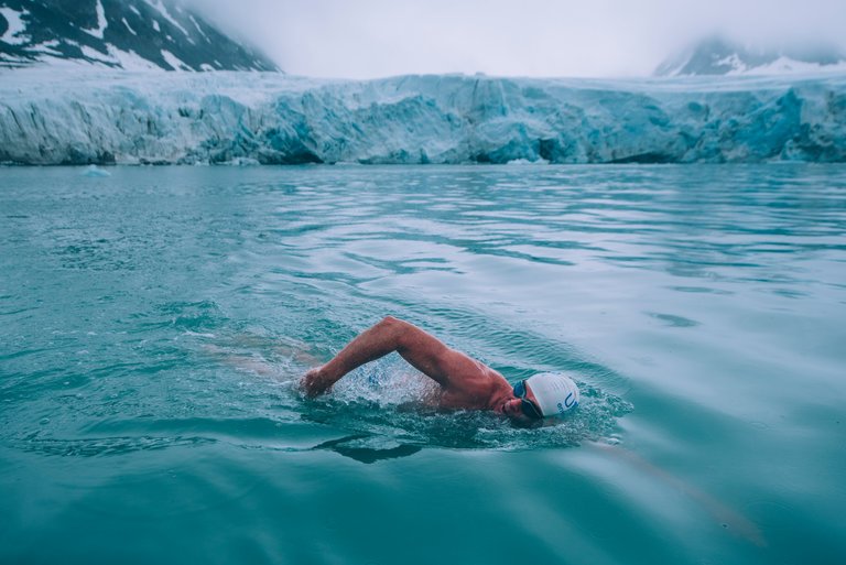 Swimmer <a href="/LewisPugh/">Lewis Pugh</a> just went for a swim in the freezing Arctic to call attention to warming waters act.gp/2hvbL3G #climatechange