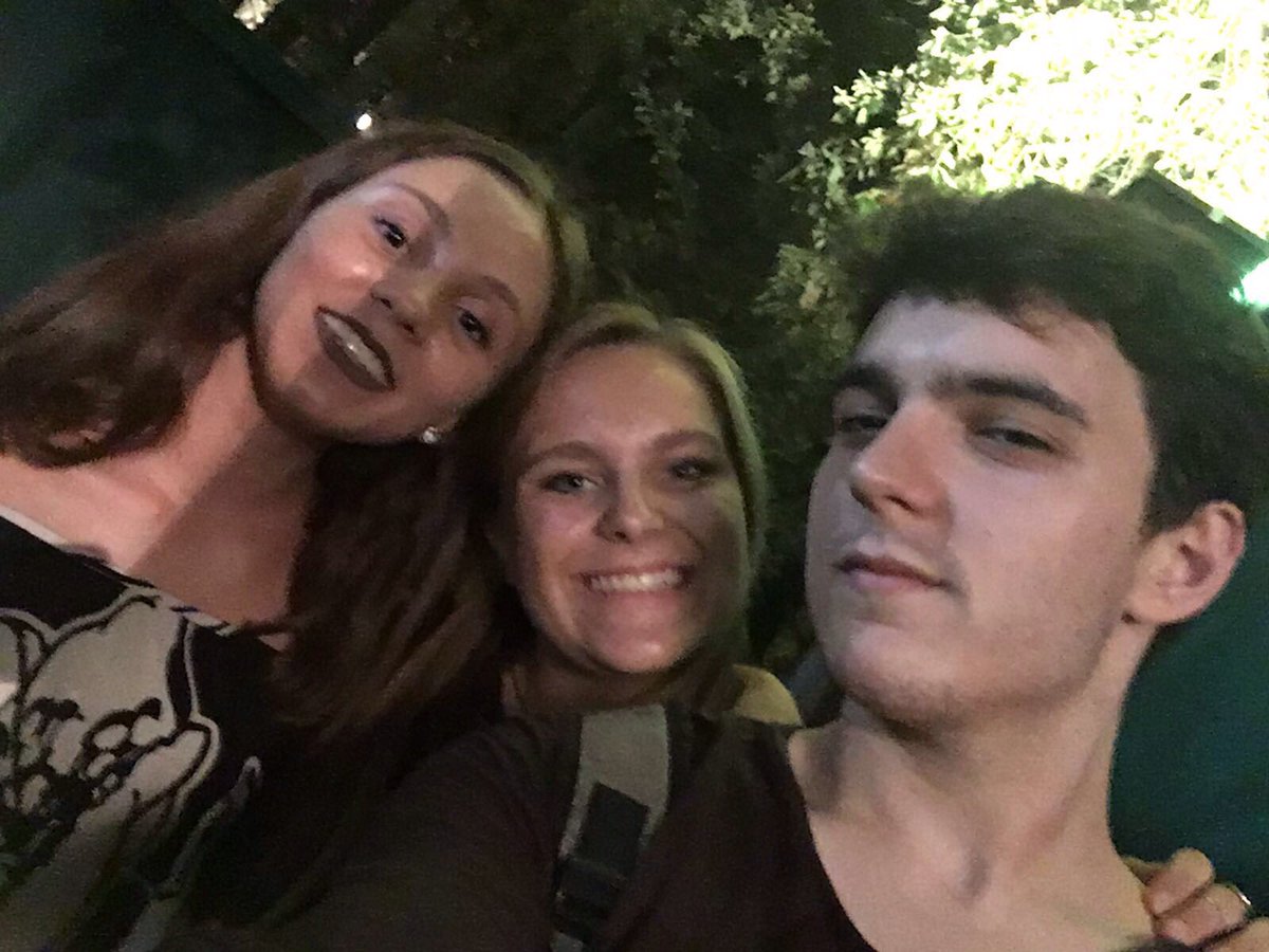RebyRama15's tweet photo. Non siamo delle stalker, giuro. Non siamo state nemmeno moleste, nono.... 🙈😏 @elenazanellii https://t.co/oEIAEYMbrR