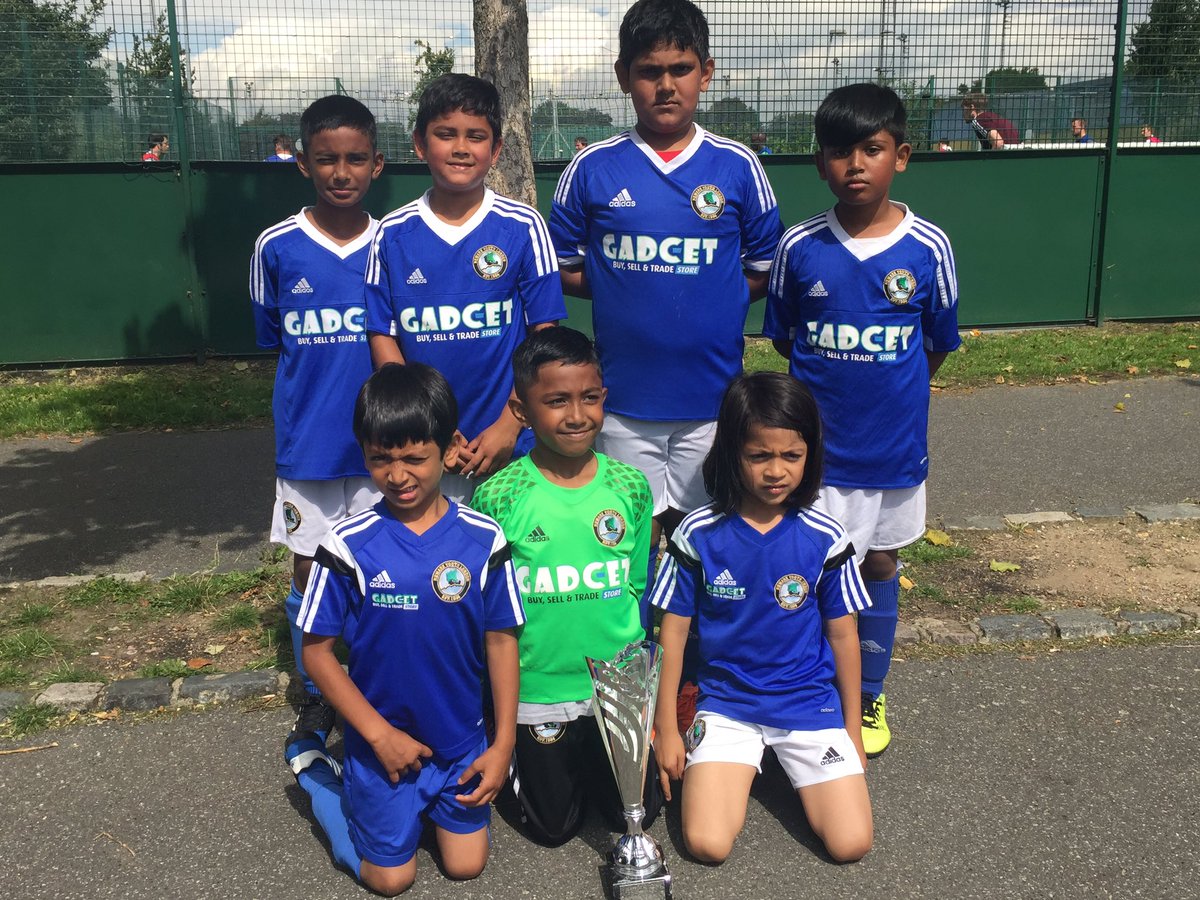 NewarkYouthLdn's tweet photo. Newark U8's won the #THYL Summer Cup 2017 on penalties against a very good @vallancefc team, congratulations to our youngsters 🏆🏆🏅🏅⚽️⚽️👏👏 https://t.co/vWIS86GTlQ