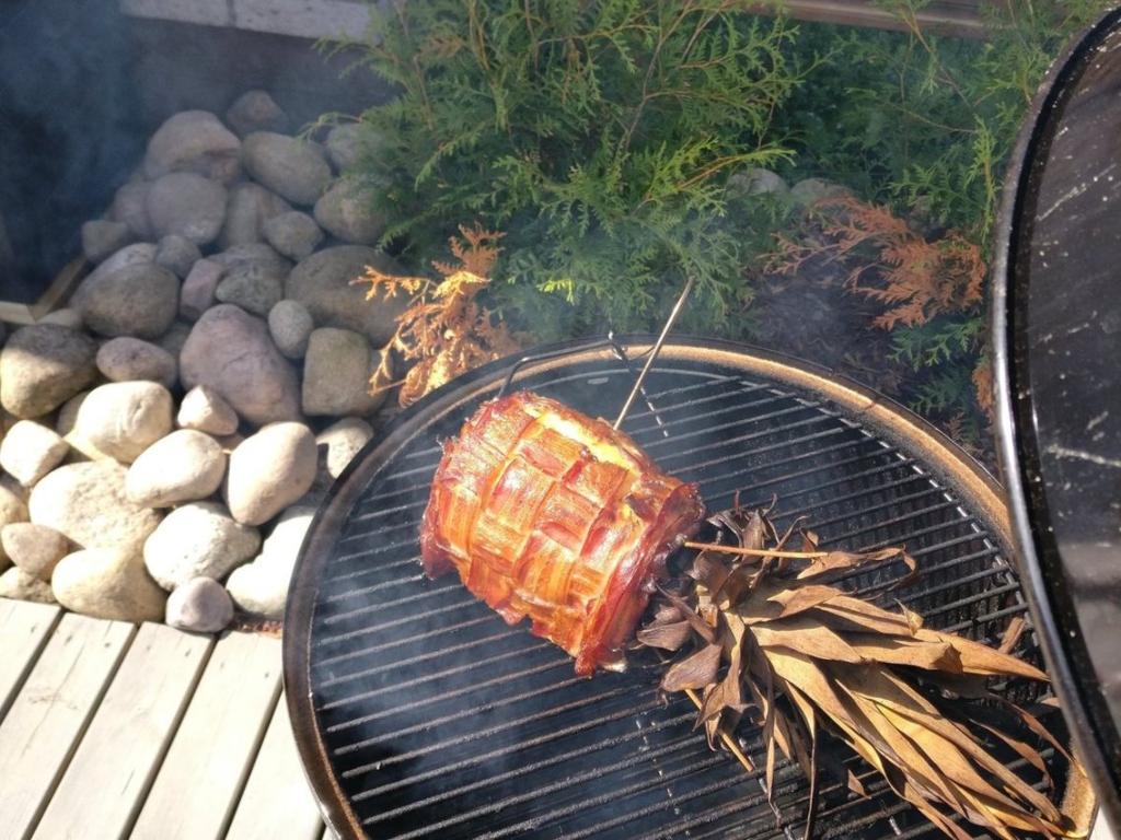 marceloclaure's tweet photo. The #swineapple looks unhealthy &amp; ridiculous but probably delicious! What do you think about this summer BBQ trend?🍍https://t.co/CtCHmMgG0U https://t.co/ijAzzD5sLu