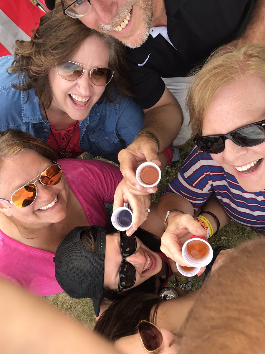 rewohl's tweet photo. #wefest2017 dranks https://t.co/QGDUB3UWf7