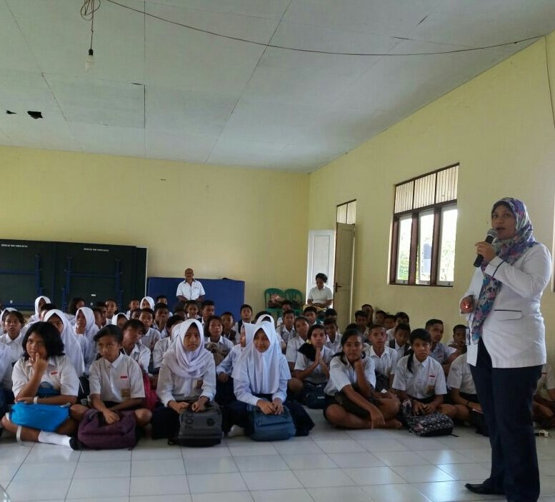 BPOMAmbon's tweet photo. Sosialisasi Cek KLIK dan materi Bahaya merokok disampaikan kepada Siswa-siswi SMP Negeri 7 poka. https://t.co/ke9vvSxwGw