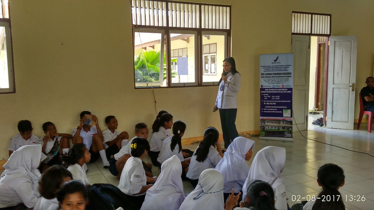 BPOMAmbon's tweet photo. Sosialisasi Cek KLIK dan materi Bahaya merokok disampaikan kepada Siswa-siswi SMP Negeri 7 poka. https://t.co/ke9vvSxwGw