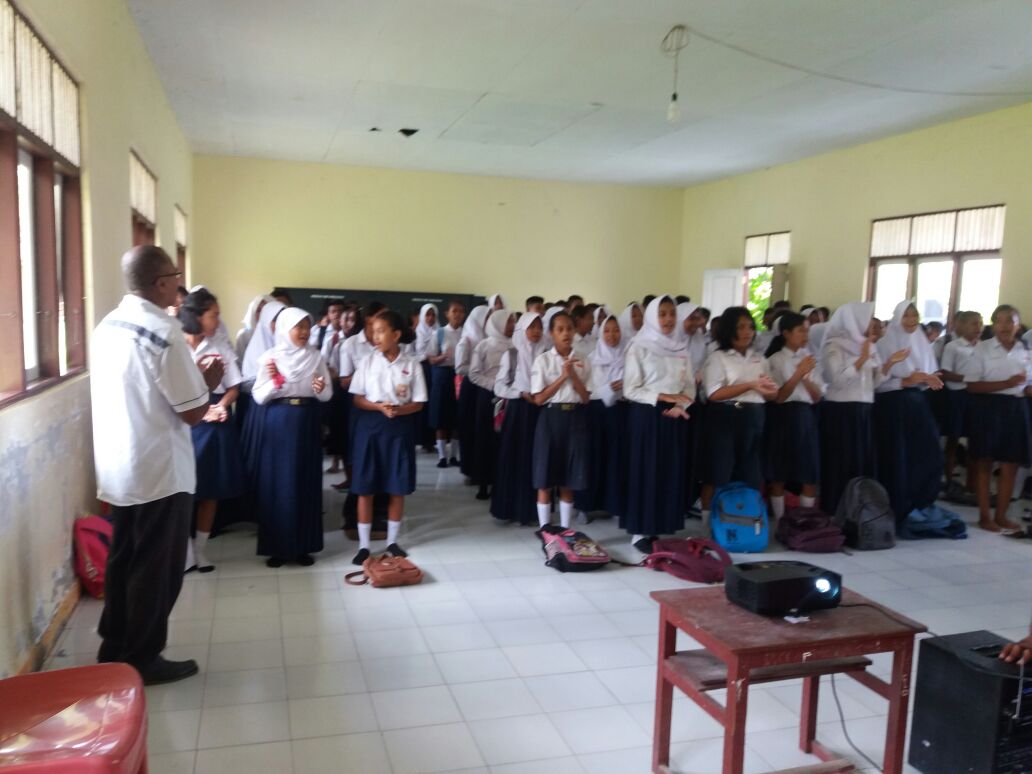 BPOMAmbon's tweet photo. Sosialisasi Cek KLIK dan materi Bahaya merokok disampaikan kepada Siswa-siswi SMP Negeri 7 poka. https://t.co/ke9vvSxwGw