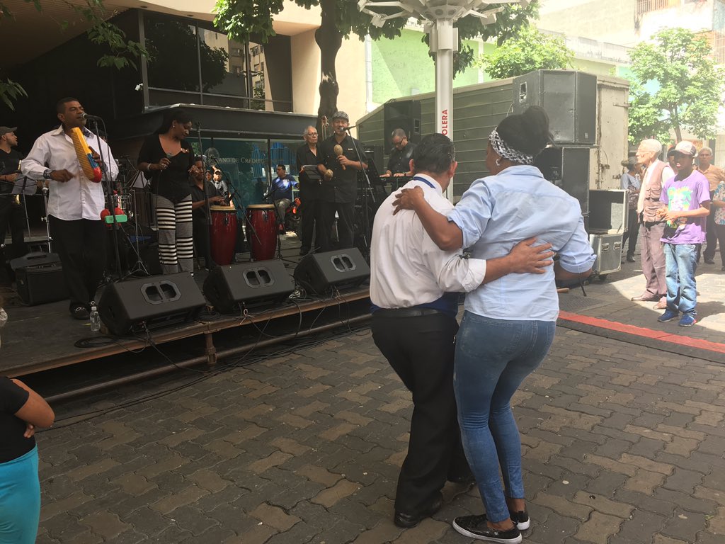 PDVSALaEstancia's tweet photo. Así se vive el 8vo Festival de Salsa de @PDVSALaEstancia con Perla y su Sonora en el Bulevar de Sabana Grande #ContigoDCorazon https://t.co/JAbksKL3fc